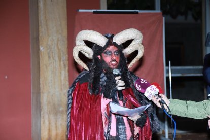 Satanás durante la presentación de los Pastorets.