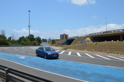 Els vehicles sovint ignoren les línies contínues per accedir al carril de sortida quan ja no poden.