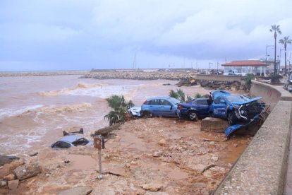 Pla obert de cotxes destrossats a les Cases d'Alcanar.