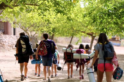 El grup dels Castors i les Llúdrigues de l'Agrupament Escolta i Guia Verge de la Candela marxant del campament de Sant Martí de Tous.