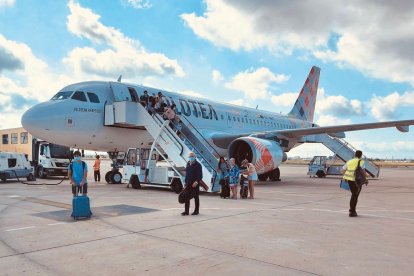 Imagen de los primeros pasajeros de la nueva ruta Volotea entre Reus y Palma.