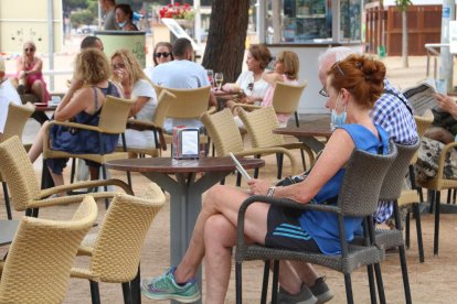 Unas personas en la terraza de un bar.