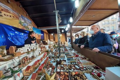 El alcalde, Carles Pellicer, visitando el Mercado de Navidad.