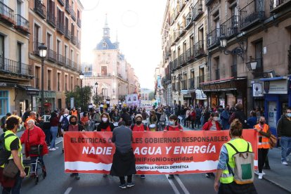 Plano general de la manifestación contra la subida de la luz en el centro de Madrid.