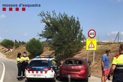 L'infractor va xocar expressament contra el cotxe patrulla dels Mossos d'Esquadra per intentar fugir.