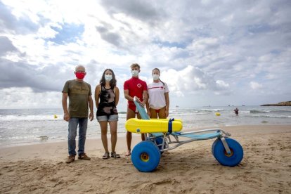 La cadira està en servei a la platja de l'Arrabassada.