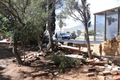 El mur que es va trencar a l'entrada del Càmping Alfacs i que va fer que hi entrés una gran quantitat d'aigua que va fer destrosses a l'establiment.