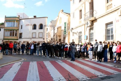 Los vecinos de Masquefa, de donde es la vícitima, han hecho un minuto de silencio contra la agresión sexual sufrida por la chica.