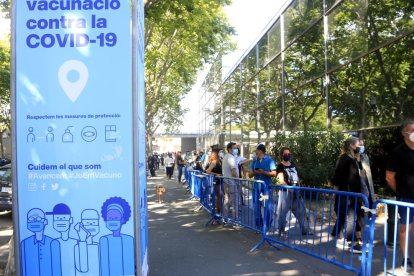 Cua de persones en un centre de vacunació de Barcelona.