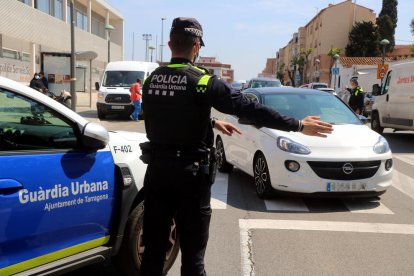 Un agente de la Guardia Urbana en un control en el barrio de la Granja.