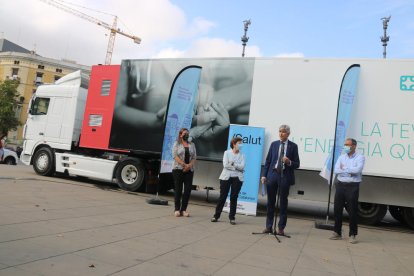 El conseller davant d'un dels camions que faran les vacunacions itinerants.