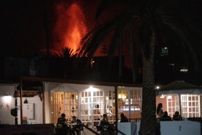 Imatge d'aquest diumenge en un restaurant a El Paso a pocs quilòmetres del volcà de Cumbre Vieja.