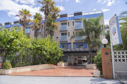 Façana i porta d'entrada de l'hotel Villamarina Club de Salou, al carrer Ciutat de Reus.