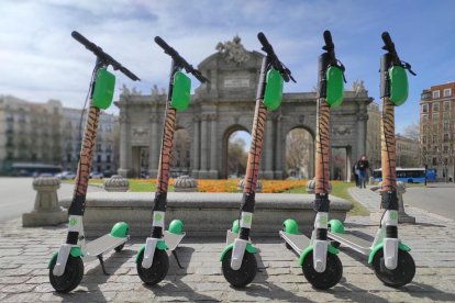 Cinc patinets elèctrics de l'empresa Lime a Madrid, decorats en ocasió d'una campanya conjunta amb la fundació ecologista WWF.