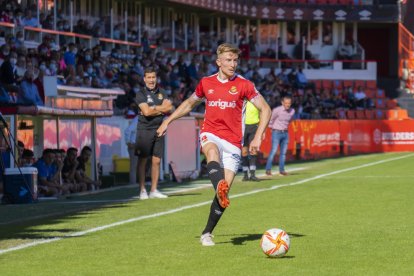 Pol Domingo en una acción en el último partido disputado en el Nou Estadi contra el Linares Deportivo.