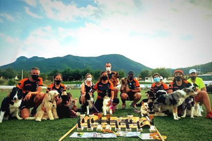 Diversos membres del Club Agility Neo de Reus amb els trofeus aconseguits enguany.