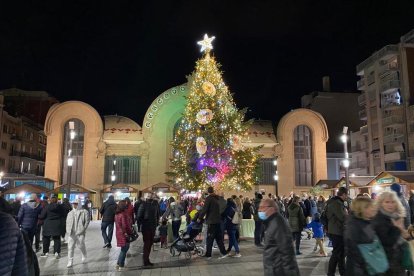 La plaça del Mercat, amb el tradicional arbre de Nadal.