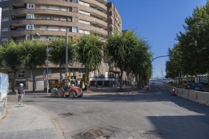 Las obras para construir la nueva rotonda han obligado a reordenar la circulación del entorno.