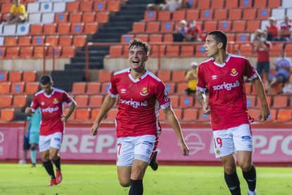 Pol Prats celebrando el tercer gol del Nàstic conseguido después de una buena presión de Pedro del Campo, Pablo y el mismo Pol Prats.