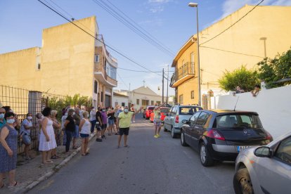 Vecinos durante la concentración organizada delante de la casa del hombre que quieren hacer fuera del barrio.