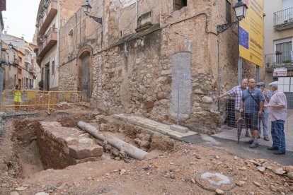 Un grup de veïns d'Alcover observant els fonaments de la torre, just al mig del raval del Carme.