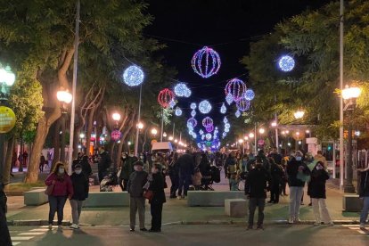 Així llueix la il·luminació nadalenca a la Rambla Nova.