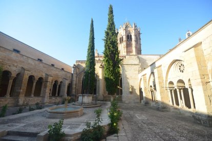 El claustre de Vallbona de les Monges i el singular cimbori-campanar octogonal.