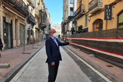 El projecte planteja convertir el vial en una illa de vianants de plataforma única.