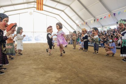 Els elements del Seguici Petit van sortir al recinte habilitat com a carrer de la Festa on s'hi accedia amb una reserva prèvia.