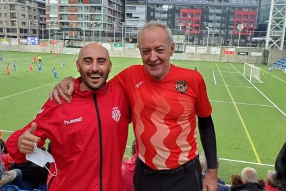 A l'esquerra, Marc Marruecos, acompanyat de Ricardo Pacheco durant l'Andorra-Nàstic.