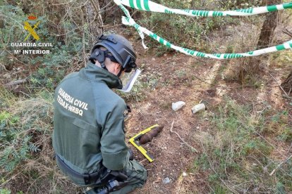 Pla escorç d'un agent amb la granada