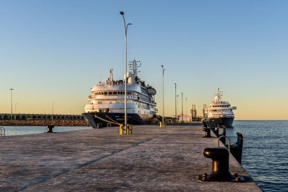 Imagen de los dos cruceros atracados en el Muelle de Baleares.