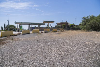 Los vecinos proponen el solar delante de la gasolinera como una posible ubicación para un aparcamiento.