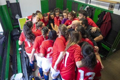 Les jugadores i el cos tècnic del conjunt femení del Nàstic abans de començar un partit.