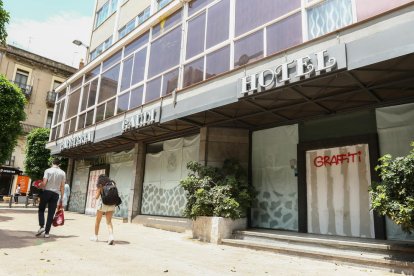 Fachada del Hotel Gaudí de Reus, el cual ha sido más de un año con la actividad parada.