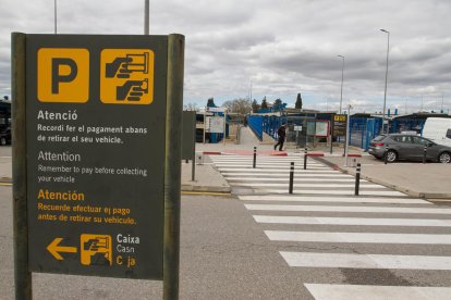 Imatge d'arxiu d'una de les zones d'aparcament de l'aeroport de Reus, des de fa any i mig, gratuït.