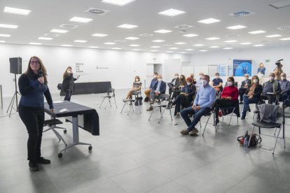 Alba Molas durante la presentación de su proyecto en el nuevo centro formativo de la Diputación en Reus.