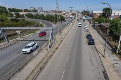 Imagen del vial central del polígono Francolí, donde se mejorará el aspecto de la red de baja tensión.