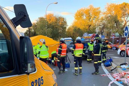 Els Serveis d'Emergències atenent les nenes al lloc de l'accident.