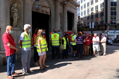 Plano general de los pensionistas y jubilados protestando delante de la oficina de la Caixa en la rambla.