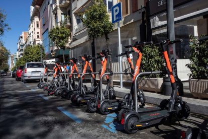 Diversos patinets elèctrics de l'empresa de lloguer Spin a Tarragona.