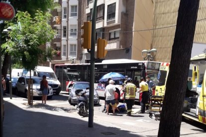 Imagen del SEM atendiendo a la conductora del ciclomotor en la avenida Pau Casals.