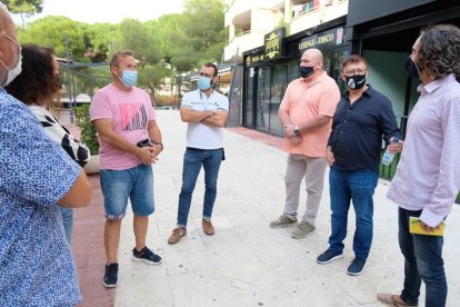 Los representantes de ARONS con Laura Castel (ERC) y Carles Castillo (ERC).