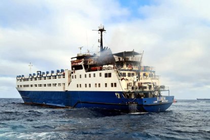 El barco mercante 'Elbeik', incendiado en aguas exteriores del puerto de Tarragona.