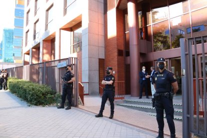 Pla general de l'entrada de la seu del Tribunal de Comptes.