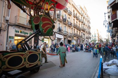 El zeppelin, a su paso por la calle Unión, fue una de las actividades más exitosas.