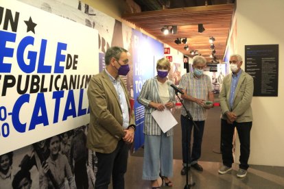 El director del Memorial Democràtic, Jordi Font; la consellera de Justícia, Lourdes Ciuró; Carles Vallejo (ACEPF) i el director general de Memòria Democràtica, Toni Font, en un acte amb entitats per a la retirada del monument franquista de Tortosa.