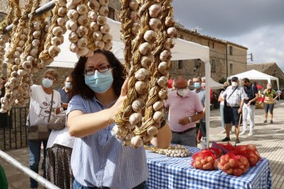 Parada|Puesto de venta de horcas de ajos en la XII fiesta del ajo de Belltall (Conca de Barberà), en la plaza de las Escuelas.