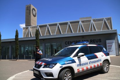 Imagen de archivo del centro 112 de Reus con un vehículo de los Mossos d'Esquadra.