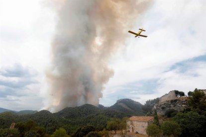 Dos hidroavions a la zona del castell de Miralles.